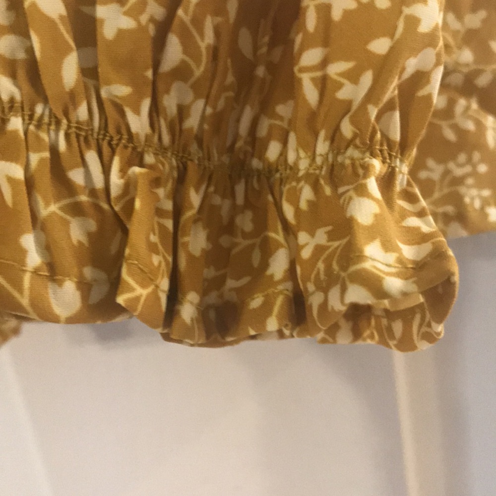 Fall ruffle bottom top - Picture 3 of 4